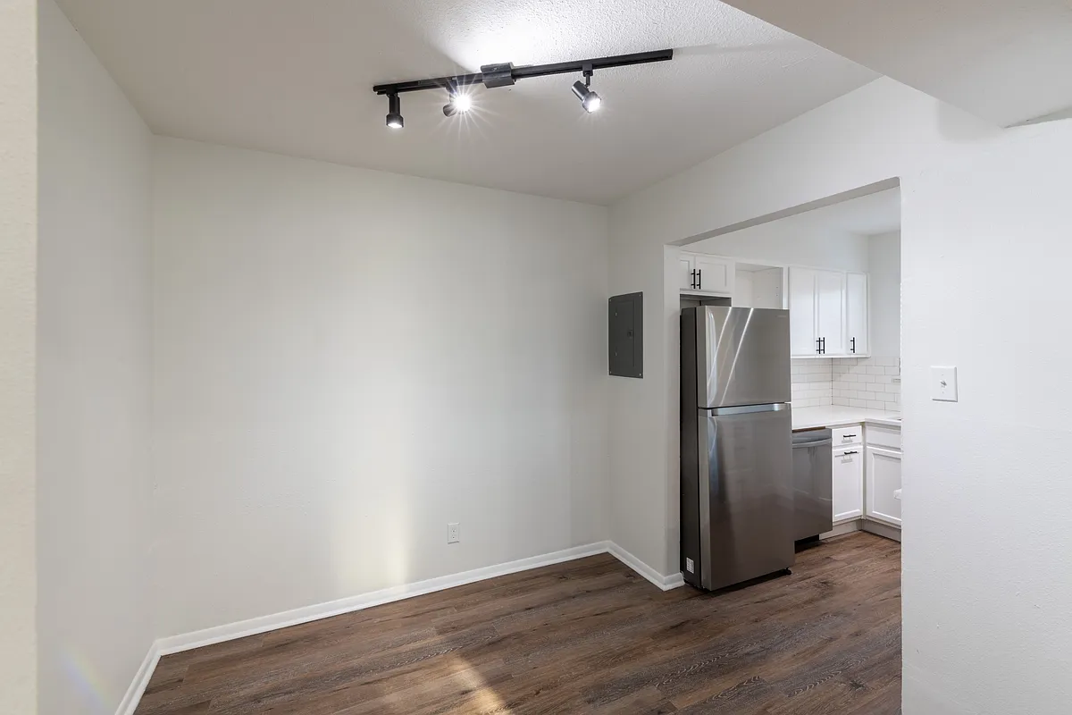 Building Photo - 5921 Gaston Ave #M