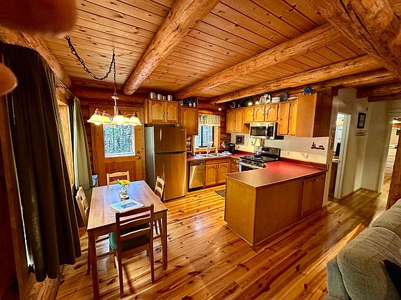 3rd image of 142 Beatrice Dr