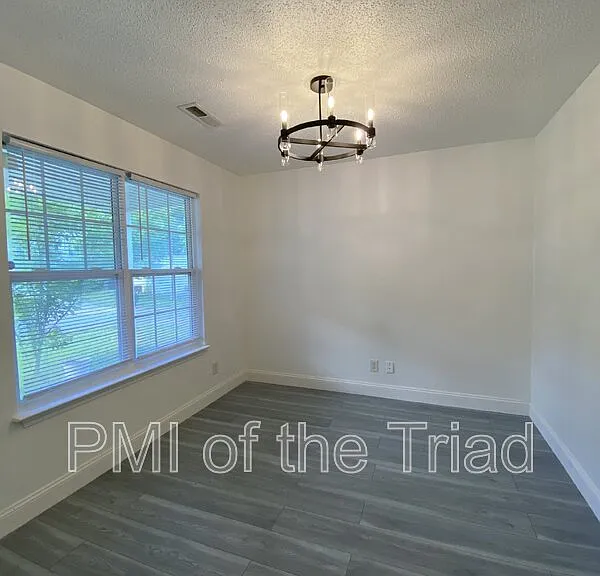 202 Kinnley Ct — Photo 4
