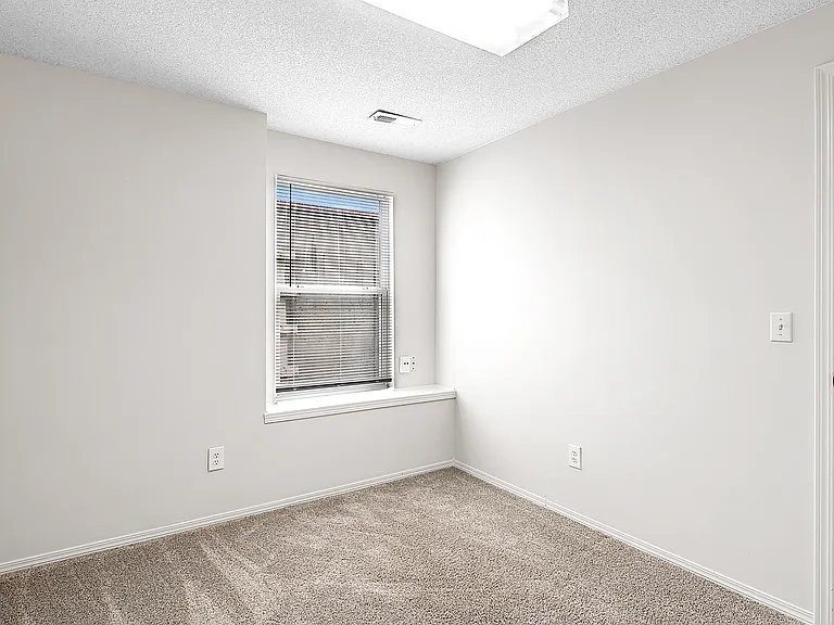 3332 N Governeour Cir — Photo 20