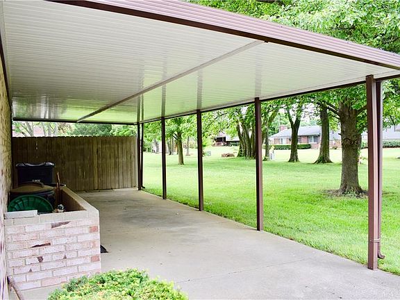 4th image of 1043 Hyde Park Dr