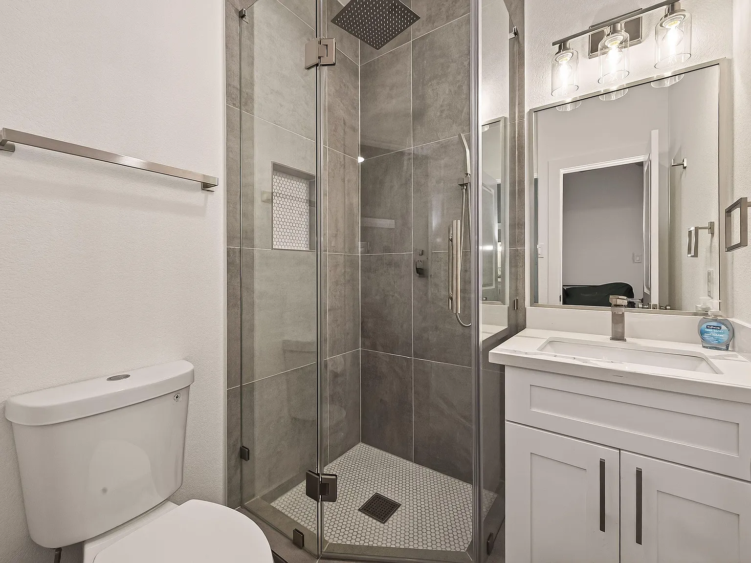 4 bed, 10.0 bath, 2414 sqft, $1,118 — Photo 3
