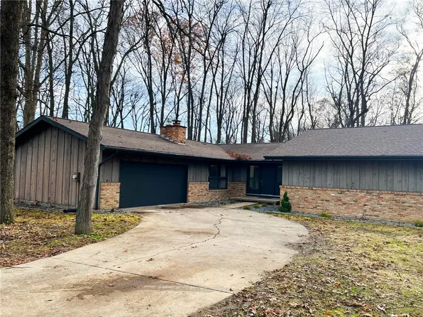 2529 Carriage Ln, Charleston, IL 61920