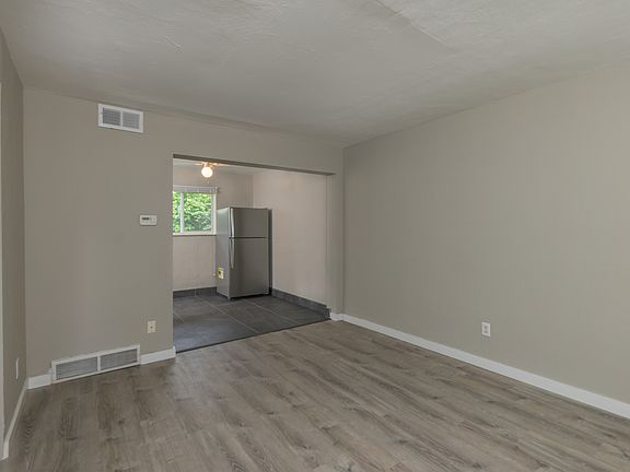 4th image of 482 E Norwich Ave APT A