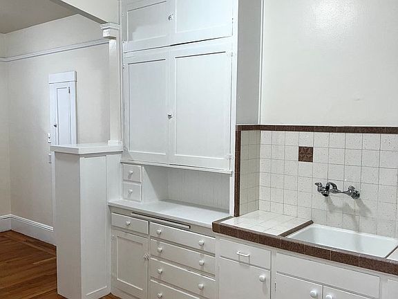 3rd image of 2715 Franklin St #2
