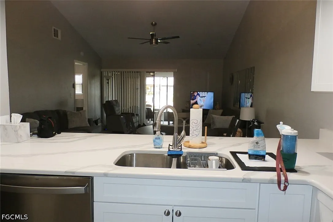 2 bed, 2.0 bath, 932 sqft, $4,000 — Photo 3
