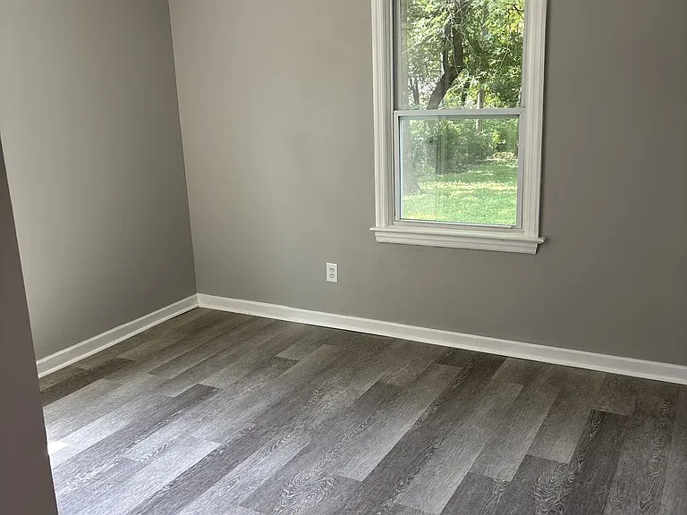 460 Marechal Ln — Photo 4