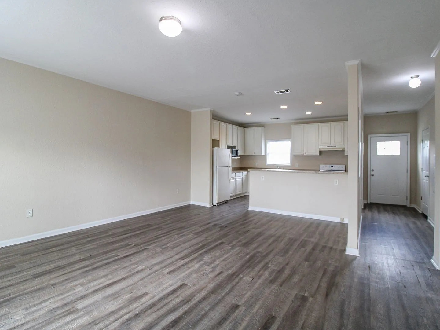 Charming 3BR/2.5BA Townhome Available Now — Photo 4