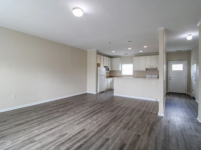 122 Meadows Ln — Photo 4