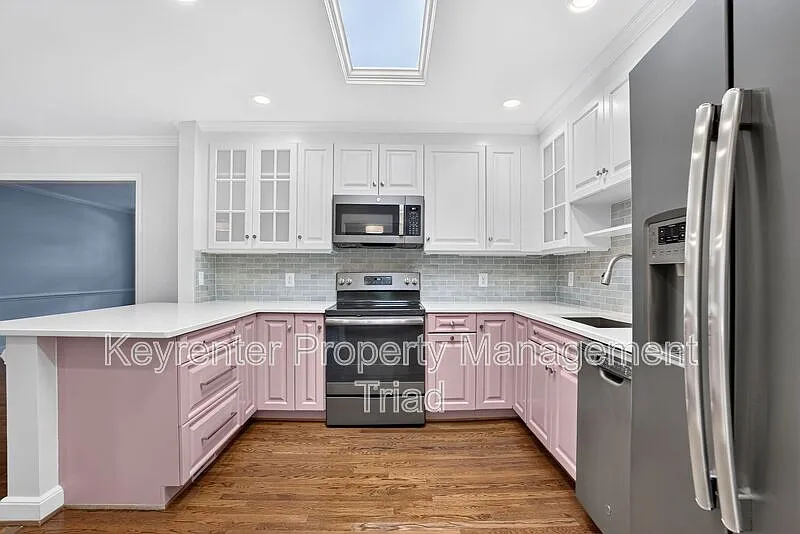 3 bed, 1.5 bath, 2363 sqft, $2,600 — Photo 3