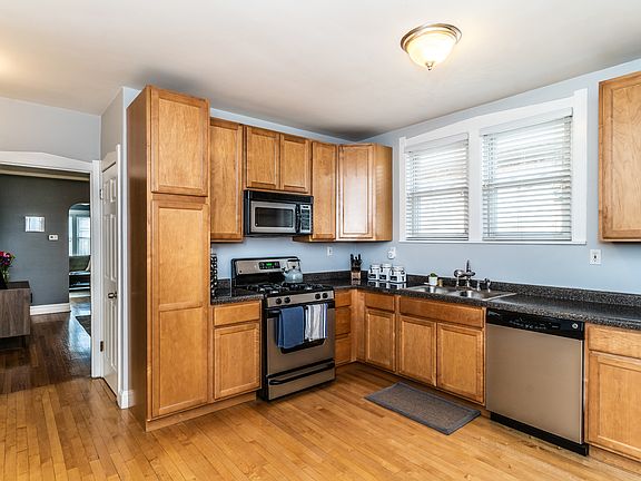 5th image of 7946 W Oakleaf Ave