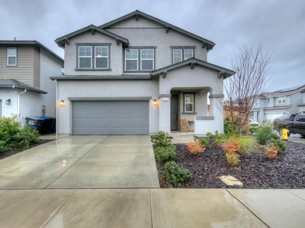 3033 N Creekside Street, Visalia, CA 93291