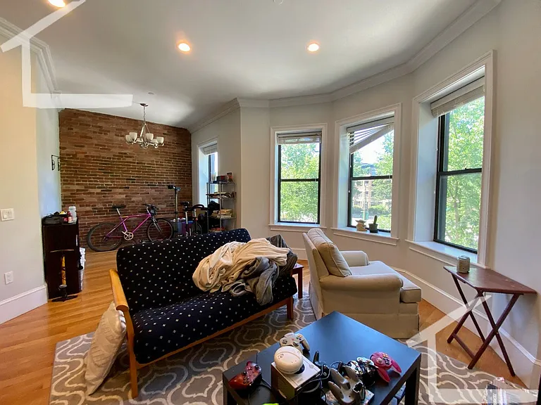 1089 Beacon St #3R — Photo 5