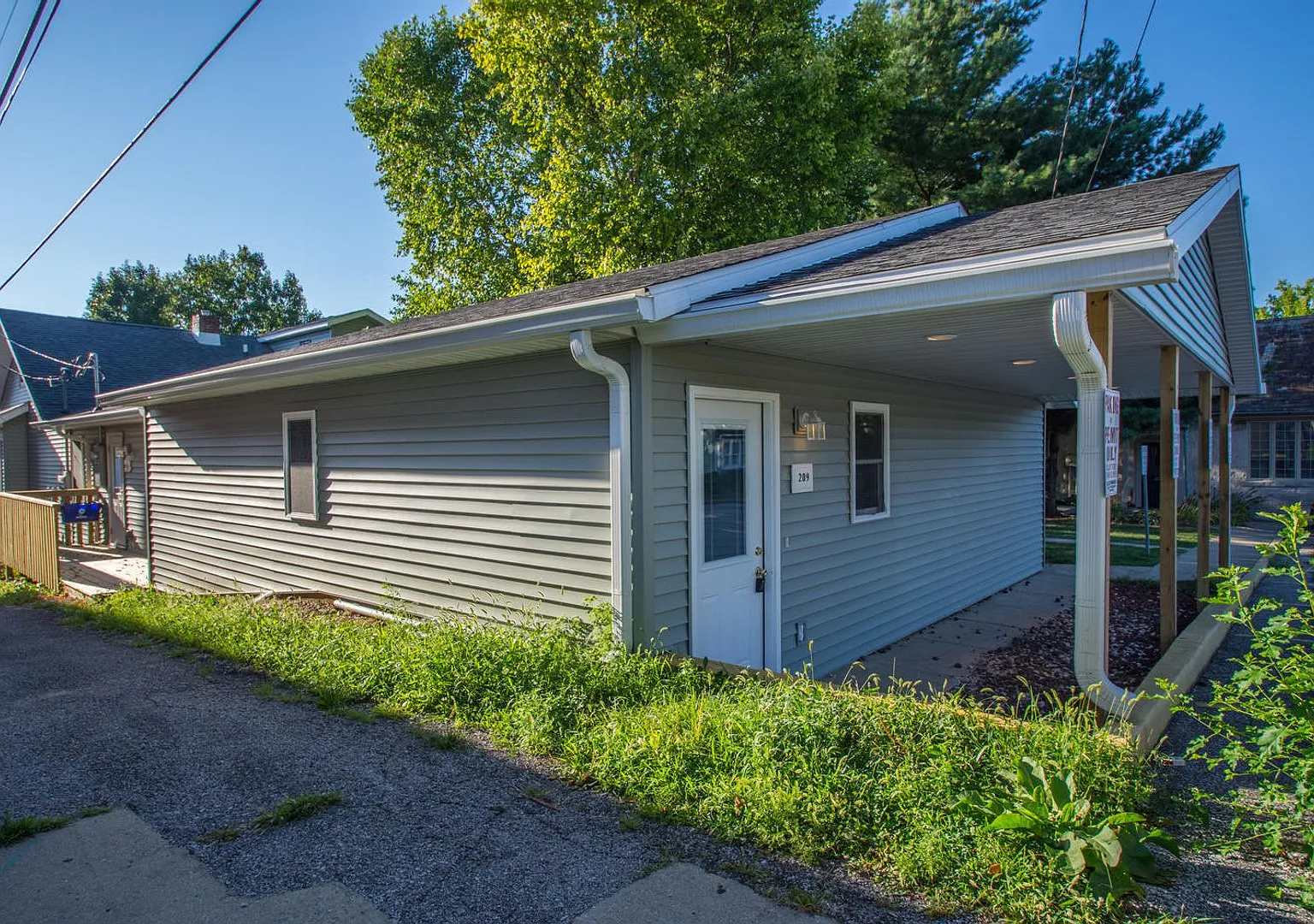 209 N. Madison - Last Unit Available! - 1/2 Off First Month! — Photo 1