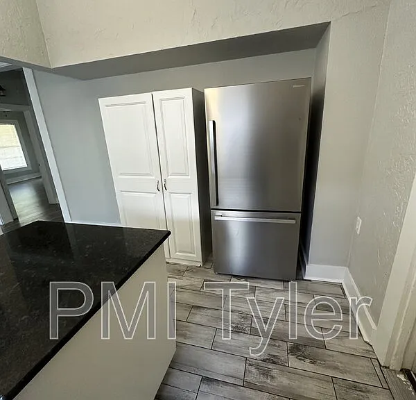 1115 S Robertson Ave — Photo 9