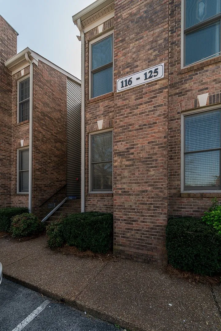 Awesome 2-bedroom, 2-bath condo in highly desirable Sylvan Park! — Photo 2