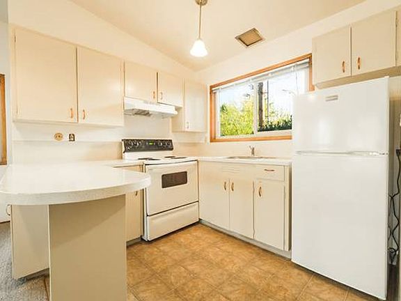3rd image of 2909 N Willamette Blvd #118-04