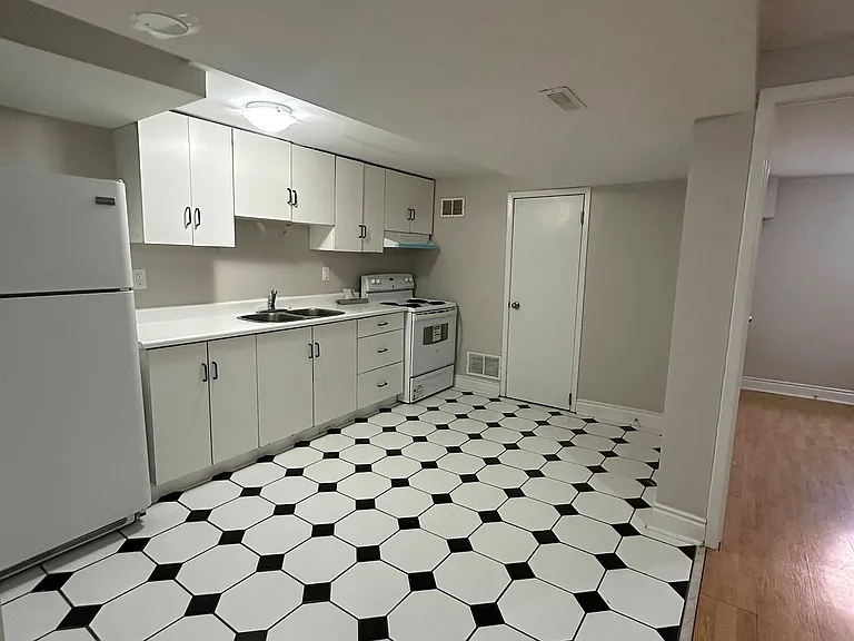 56 Stanwell Dr #LOWER — Photo 2