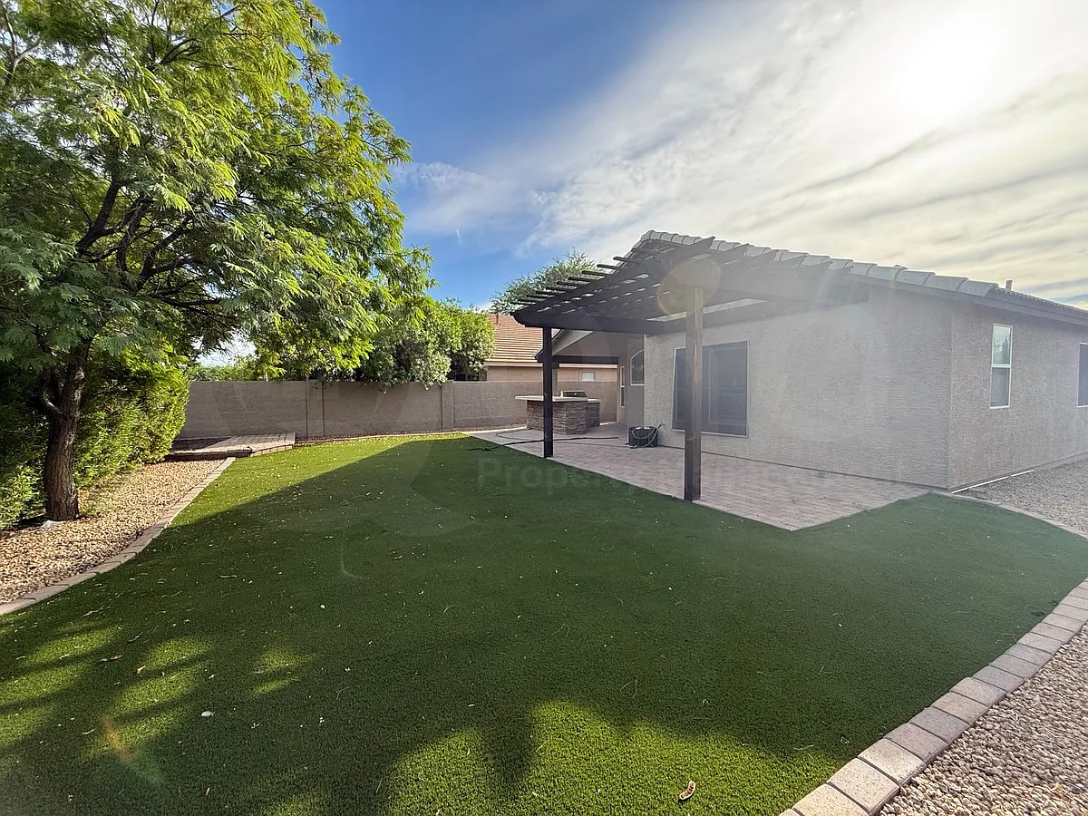 3 bed, 2.0 bath, 1208 sqft, $2,095 — Photo 3