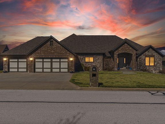 2nd image of 907 W Lorenza Drive