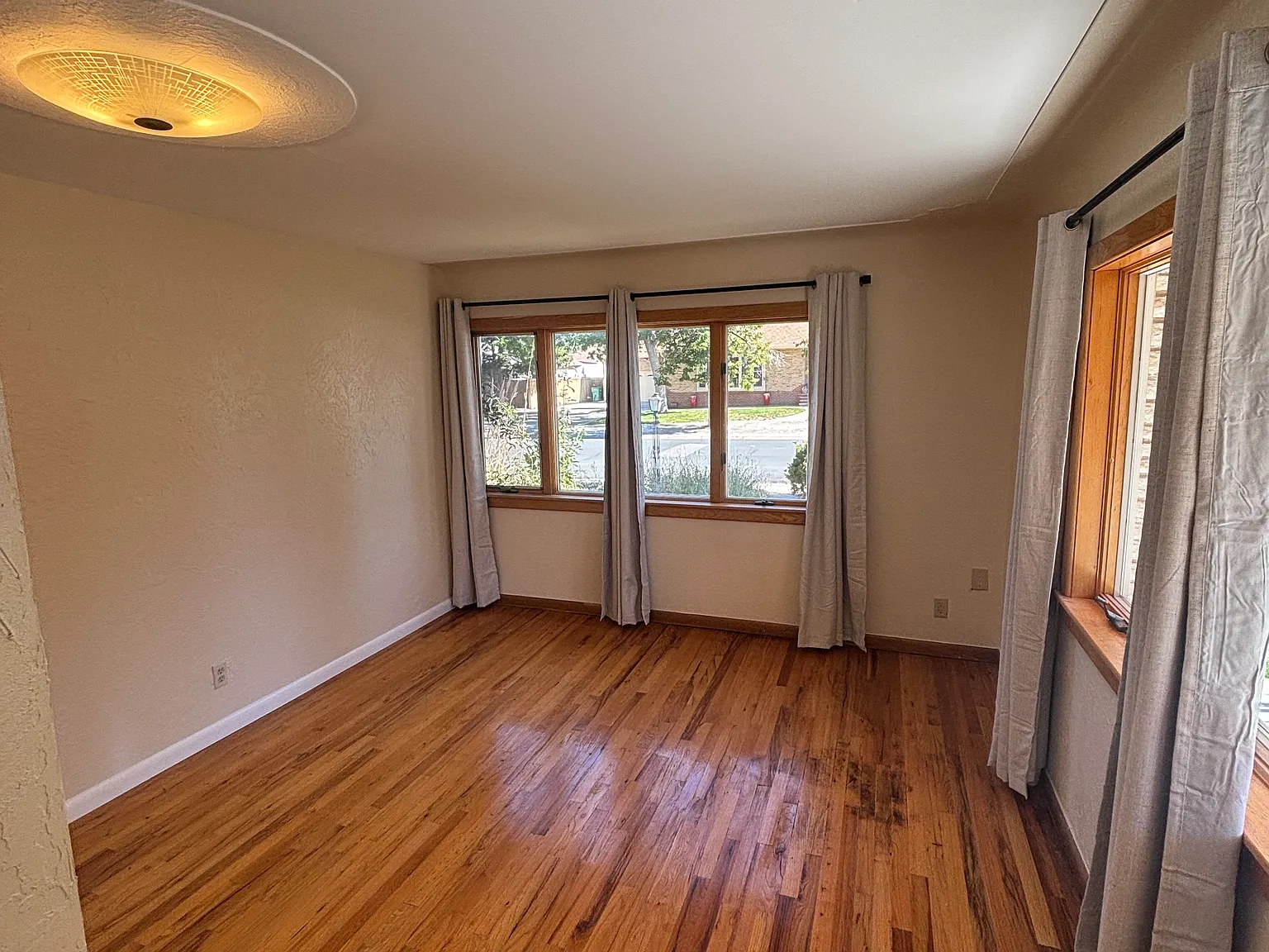 1085 Kingston St — Photo 4