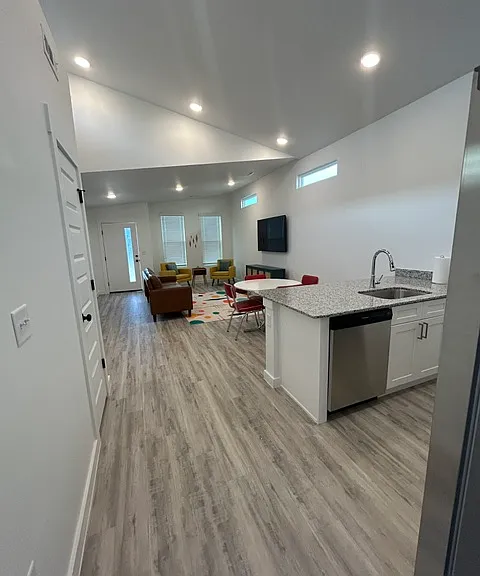 1061 States Ave — Photo 9
