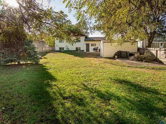 5th image of 204 S Oaks Ave