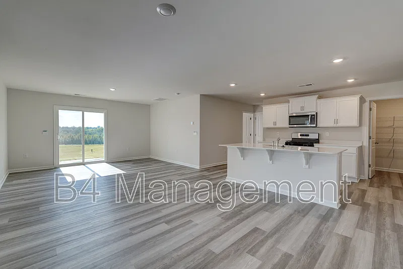 5 bed, 3.0 bath, 2361 sqft, $2,400 — Photo 4