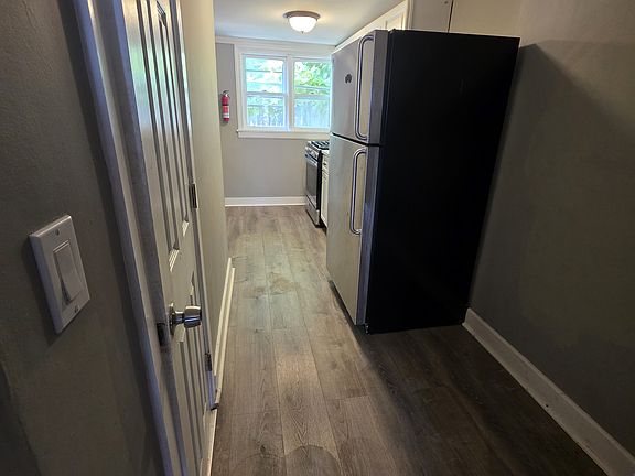 4th image of 1039 Muhlenberg St