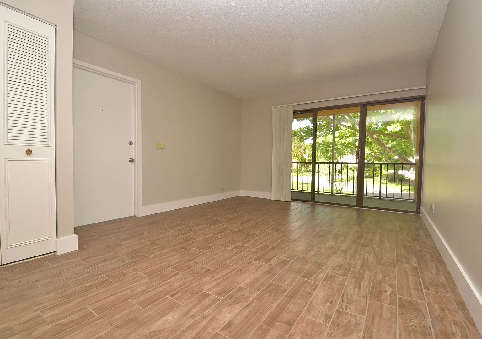 Nicely Updated 1/1 Condo in Winter Springs ~ Wood Plank Tile Floors and Large Screened Patio! — Photo 3