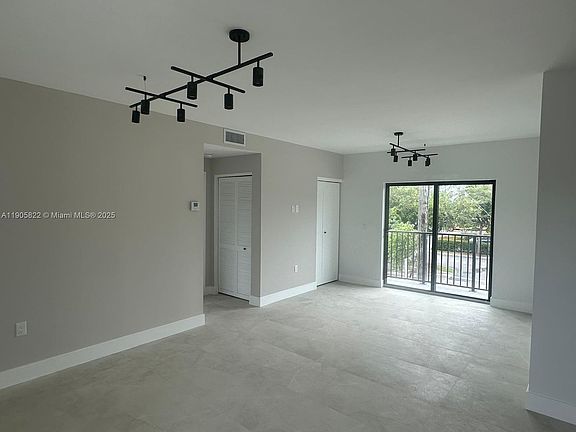 4th image of 5423 NE Miami Ct #7