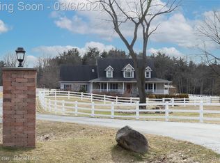 1077 Holden Ave, Milford, MI 48381