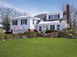 107 Lefferts Rd, Garden City, NY 11530