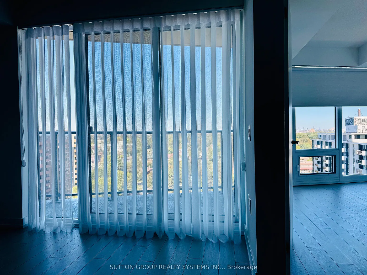 Notting Hill Condominiums — Photo 2