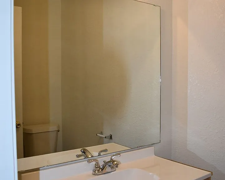 907 Crymes Ln — Photo 16