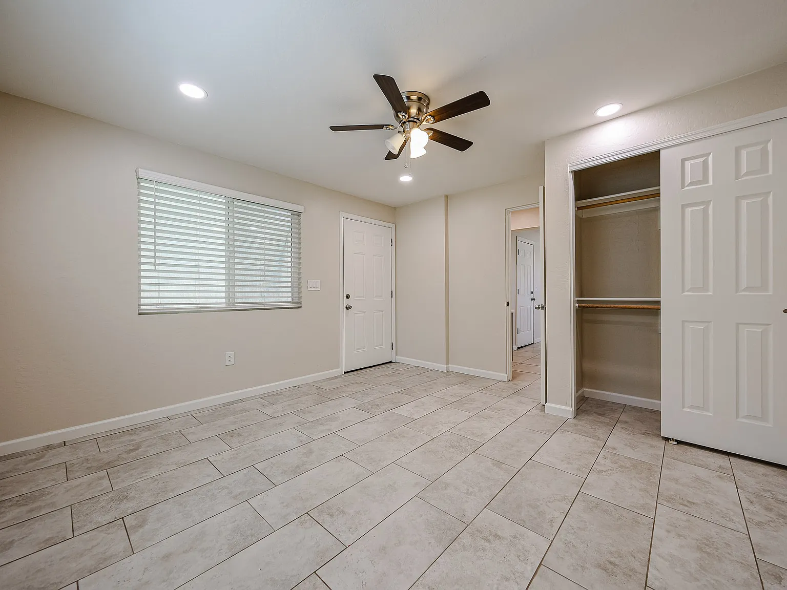 4 bed, 2000 sqft, $2,695 — Photo 4