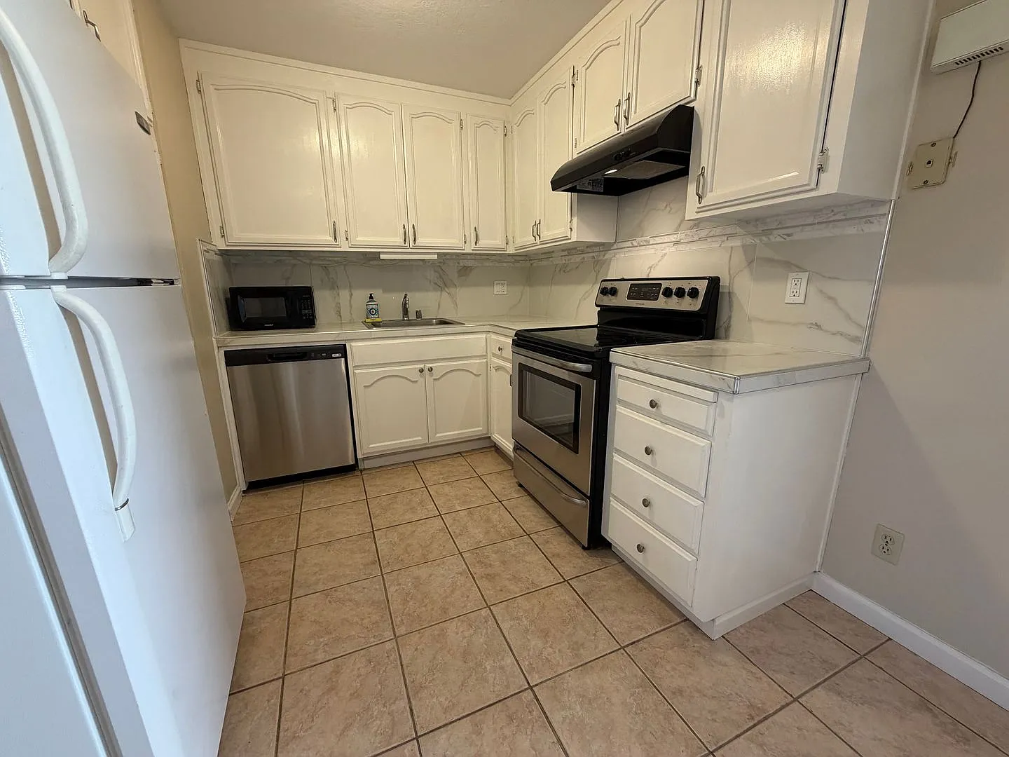 Townhouse with 2 master bedrooms in great location on Westmont Ave. — Photo 4