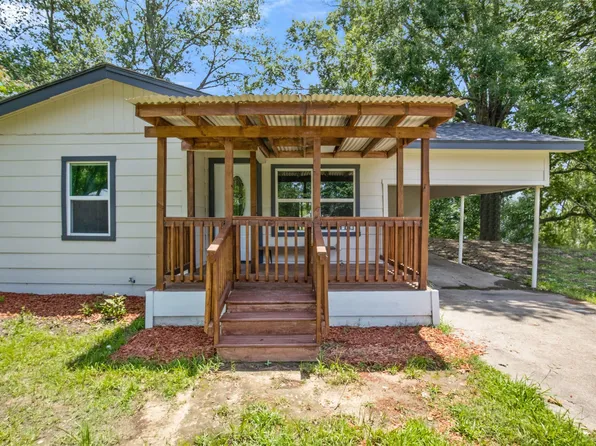 121 Circle Dr, Bogata, TX 75417