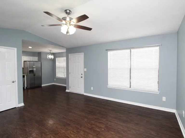 2709 Chicago Ct — Photo 4