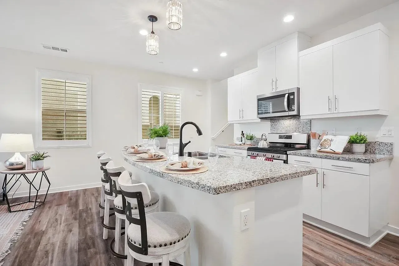 4 bed, 1826 sqft, $4,200 — Photo 3