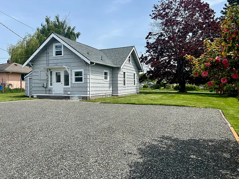 2315 Queen St — Photo 3
