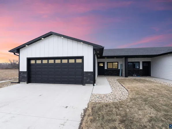 704 N Clark St, Lennox, SD 57039