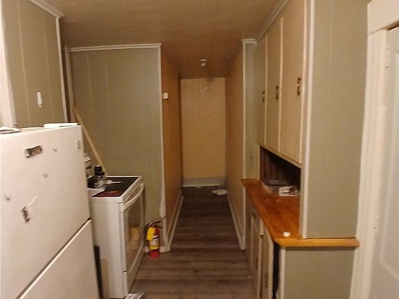 3rd image of 102 Expense St