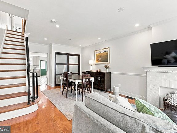 2nd image of 913 Daly St