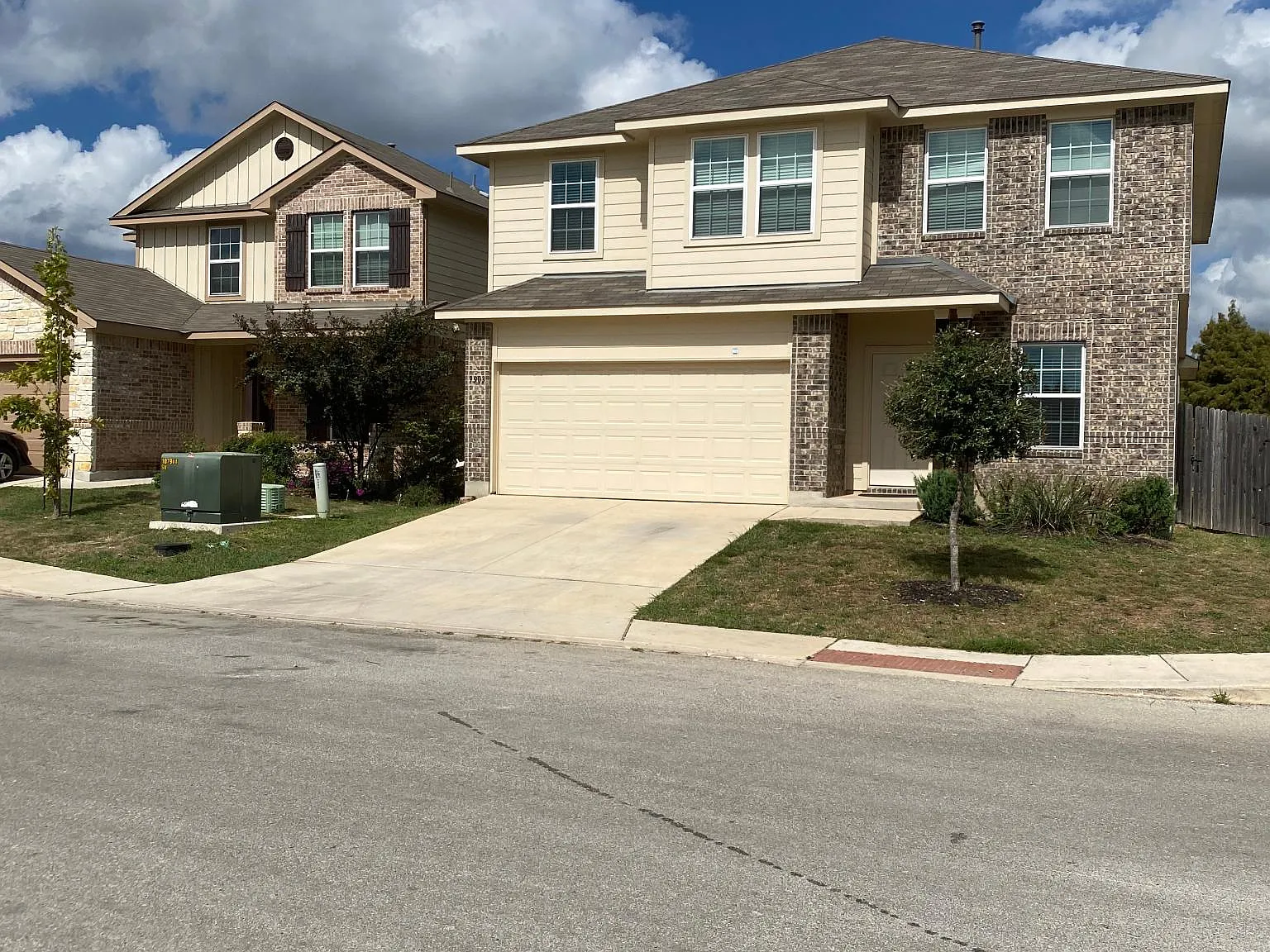 5 bed, 2.5 bath, 2501 sqft, $2,450 — Photo 2