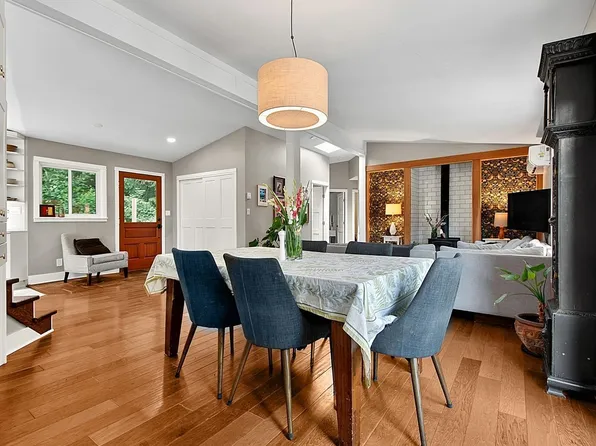 1211 Miller Rd, Bowen Island, BC V0N 1G1