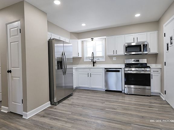 5th image of 447 S Elmhurst Rd