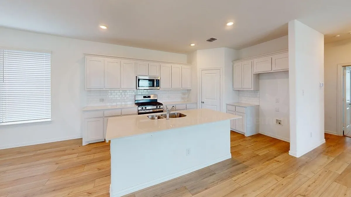 4 bed, 3.5 bath, 2885 sqft, $2,575 — Photo 4