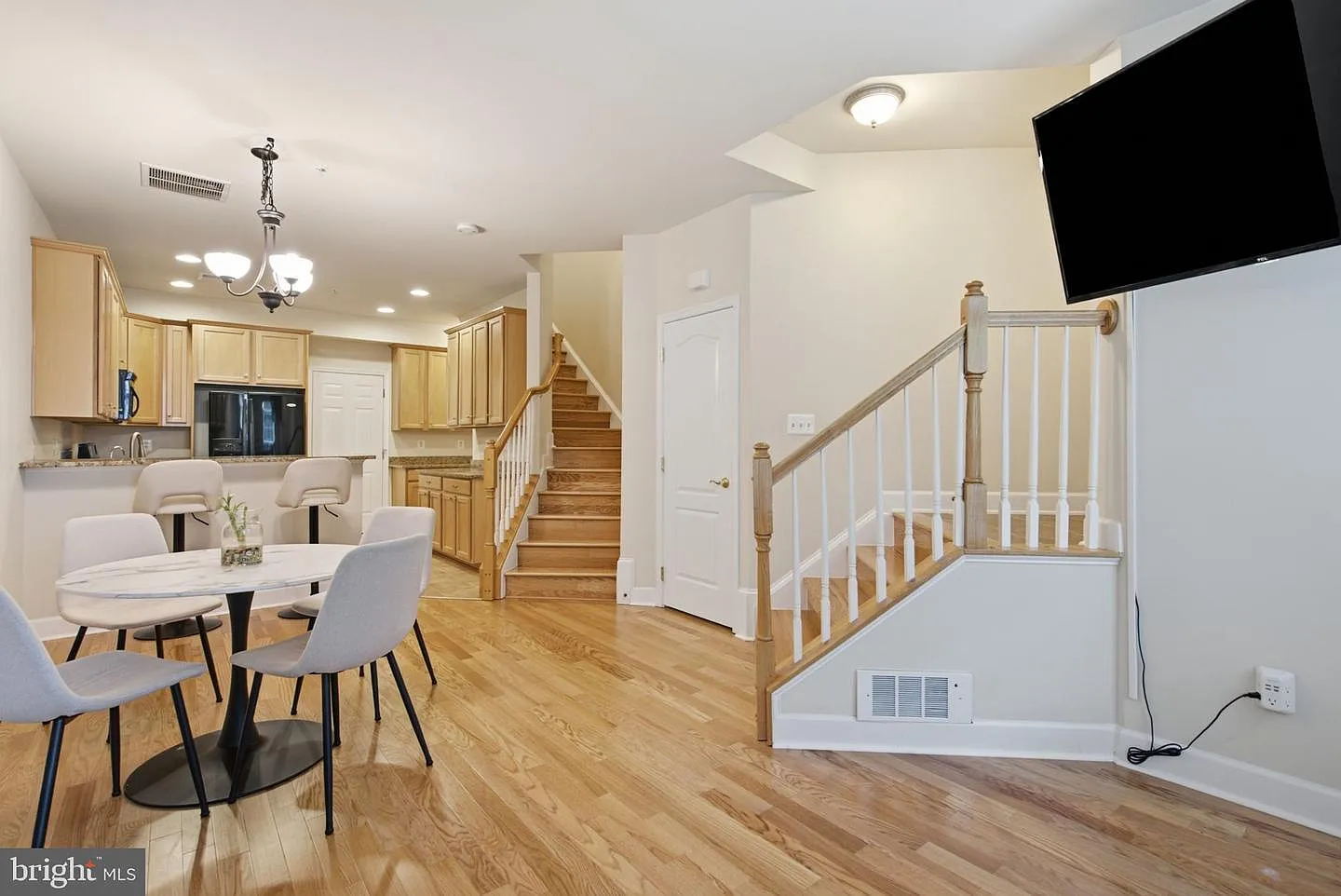 3 bed, 2.5 bath, 1613 sqft, $2,800 — Photo 2