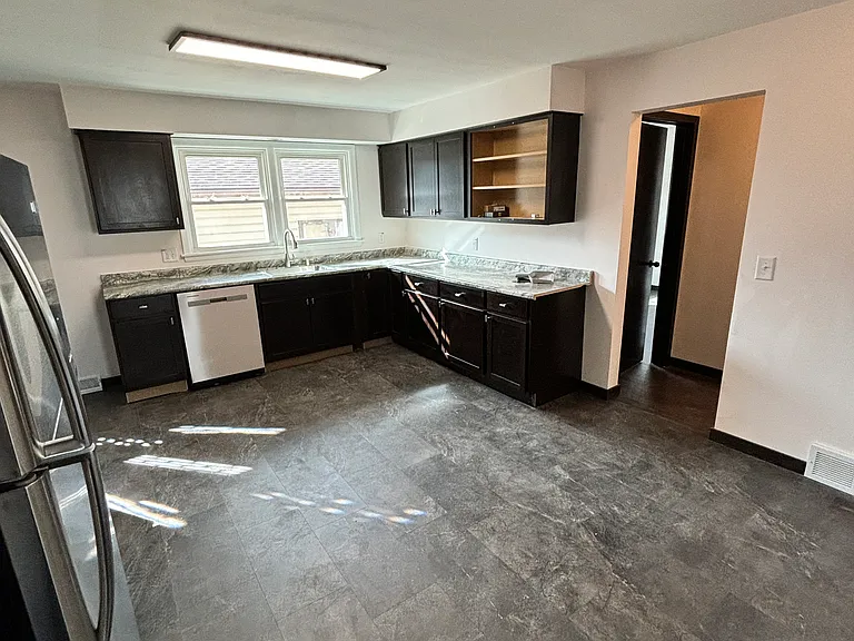 2045-2047 Ravine St — Photo 6